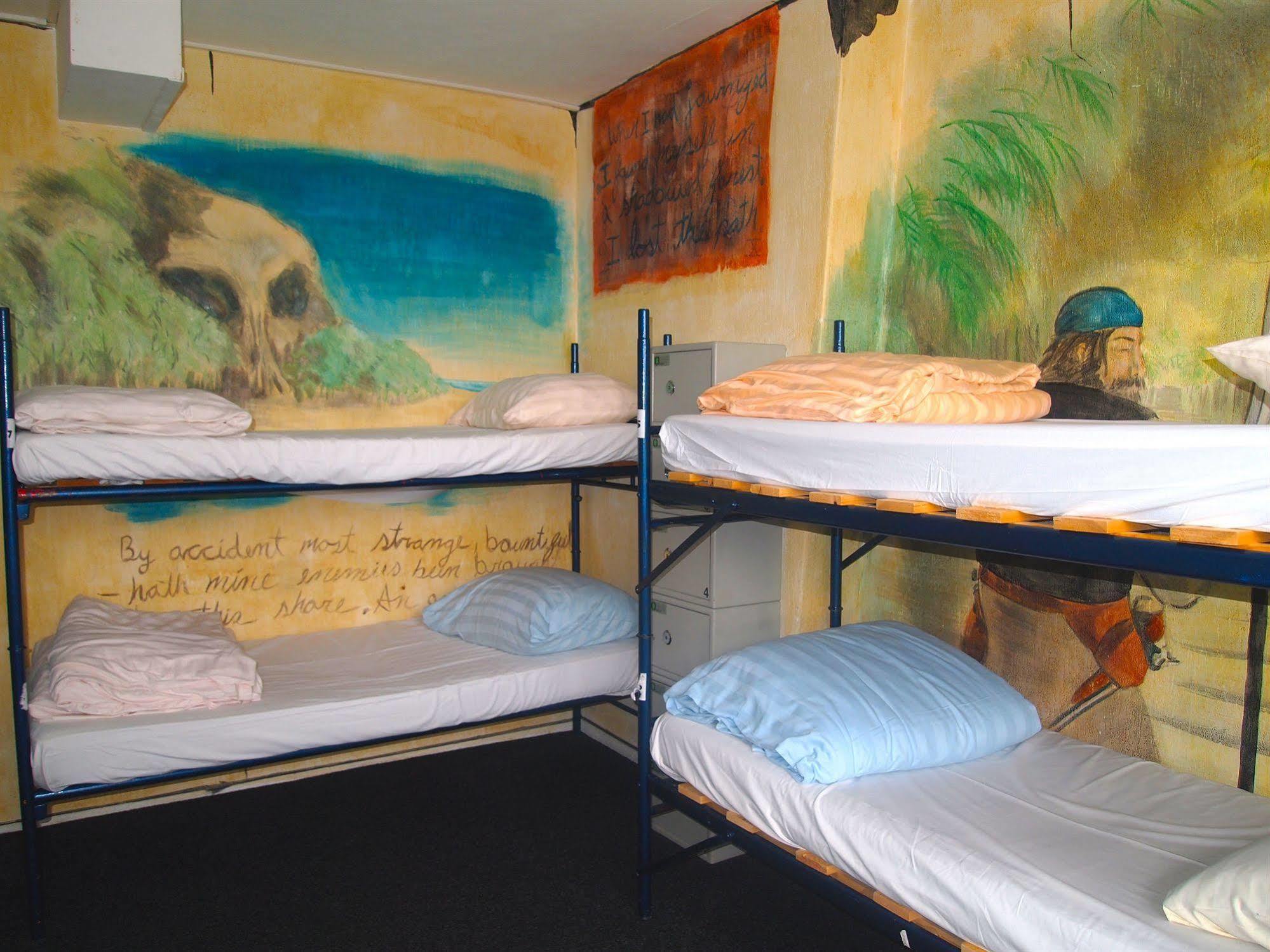 The Flying Pig Beach Hostel ノールトウェイク エクステリア 写真