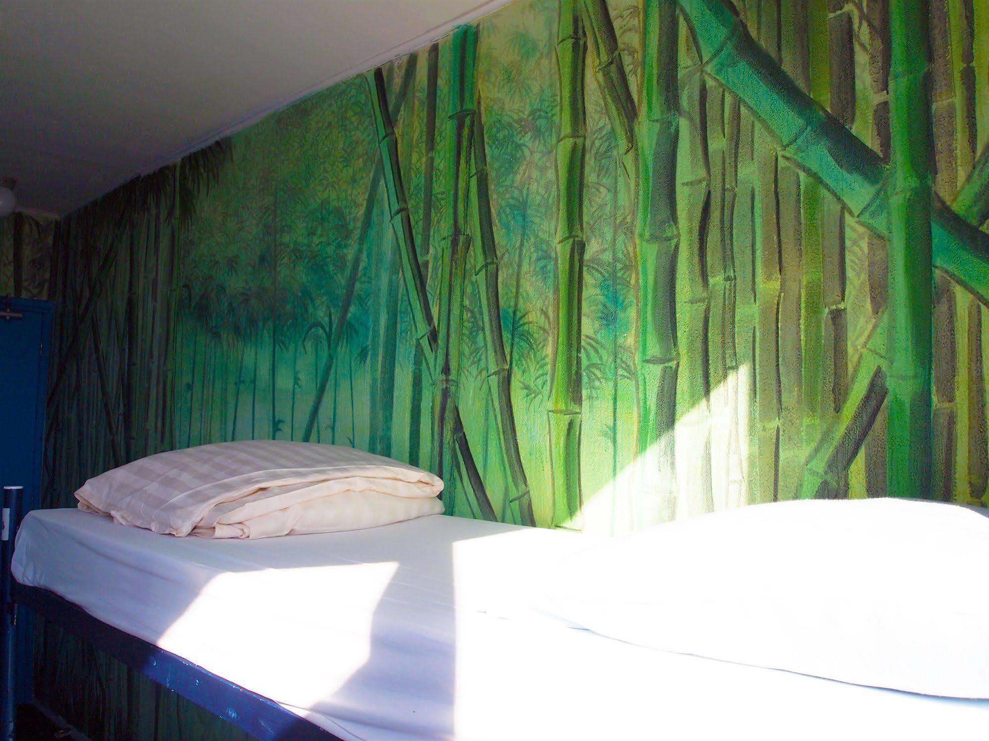 The Flying Pig Beach Hostel ノールトウェイク エクステリア 写真