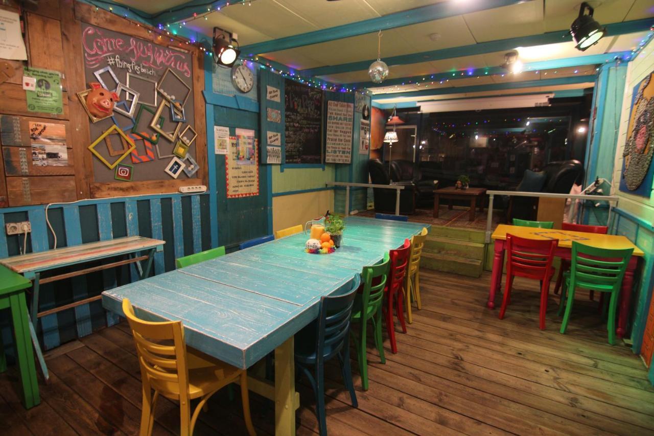 The Flying Pig Beach Hostel ノールトウェイク エクステリア 写真